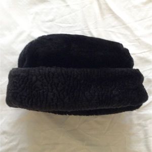 Women’s black faux fur winter hat